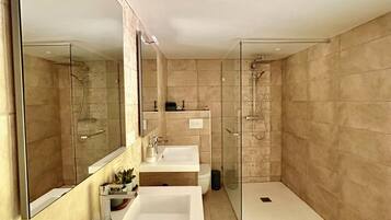 Ensemble douche/baignoire, papier toilette