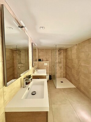 Bañera con ducha, papel higiénico