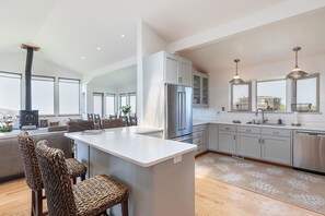 冷蔵庫、電子レンジ、オーブン、コンロ