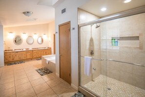 Combined shower/bathtub, hair dryer, towels - Water's Edge Retreat: CL Waterfront + 2 Living Areas + Ping Pong + Covered Deck + Vast Master Suite (Canyon Lake)