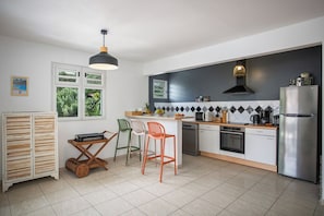 Wasserkocher mit Kaffee-/Teezubehör, Kühlschrank, Mikrowelle, Ofen