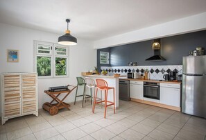 Cafetera/tetera, refrigerador, microondas, horno