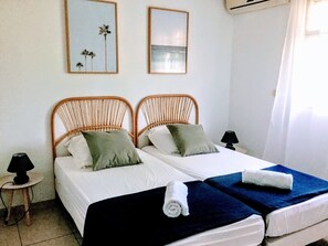 2 chambres, coffres-forts dans les chambres, fer et planche à repasser