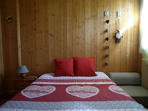 3 habitaciones, tabla de planchar con plancha y cuna de viaje 