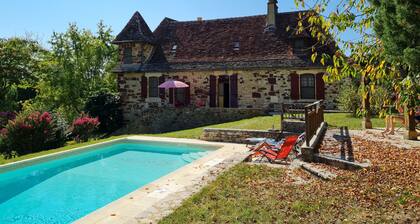 Kaunis perheen omaisuus Périgord Noirin sydämessä.