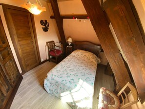 4 bedrooms, desk, iron/ironing board, free WiFi