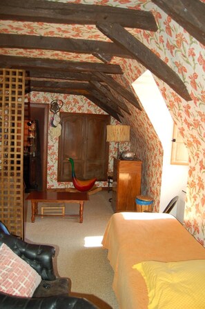 4 bedrooms, desk, iron/ironing board, free WiFi