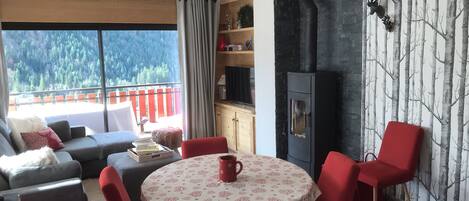 Smart-tv, pejs, dvd-afspiller, bordtennisbord