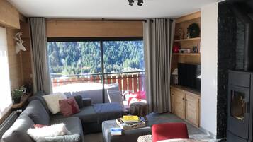 TV connectée, cheminée, lecteur de DVD, table de tennis de table