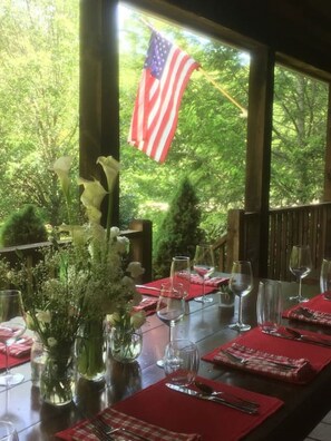 Outdoor dining - Asheville's Ultimate Family Reunion Spot! (Asheville)