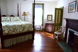 7 bedrooms, desk, iron/ironing board, WiFi - Asheville's Ultimate Family Reunion Spot! (Asheville)