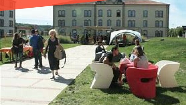 A university campus with a large building, outdoor seating areas, and people walking and sitting. - CENTER - SPACIOUS - COZY - WIFI (Albi)
