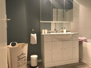 Combined shower/bathtub, hair dryer, towels, soap