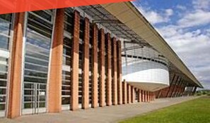 A modern building with a curved roof and large glass windows. - CENTER - SPACIOUS - COZY - WIFI (Albi)