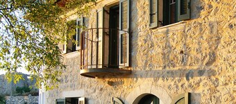 Maison en pierre de taille rénovée avec goût avec magnifique vue sur la mer 