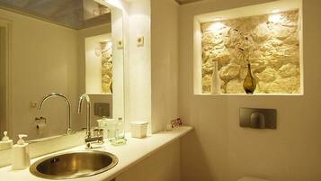 Een douche, een haardroger, handdoeken