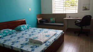 5 bedrooms, desk, iron/ironing board, WiFi