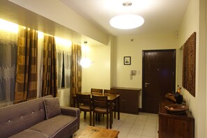 Flat-screen TV - Modern Asian apartment at Forbeswood Parklane BGC The Fort (Taguig)