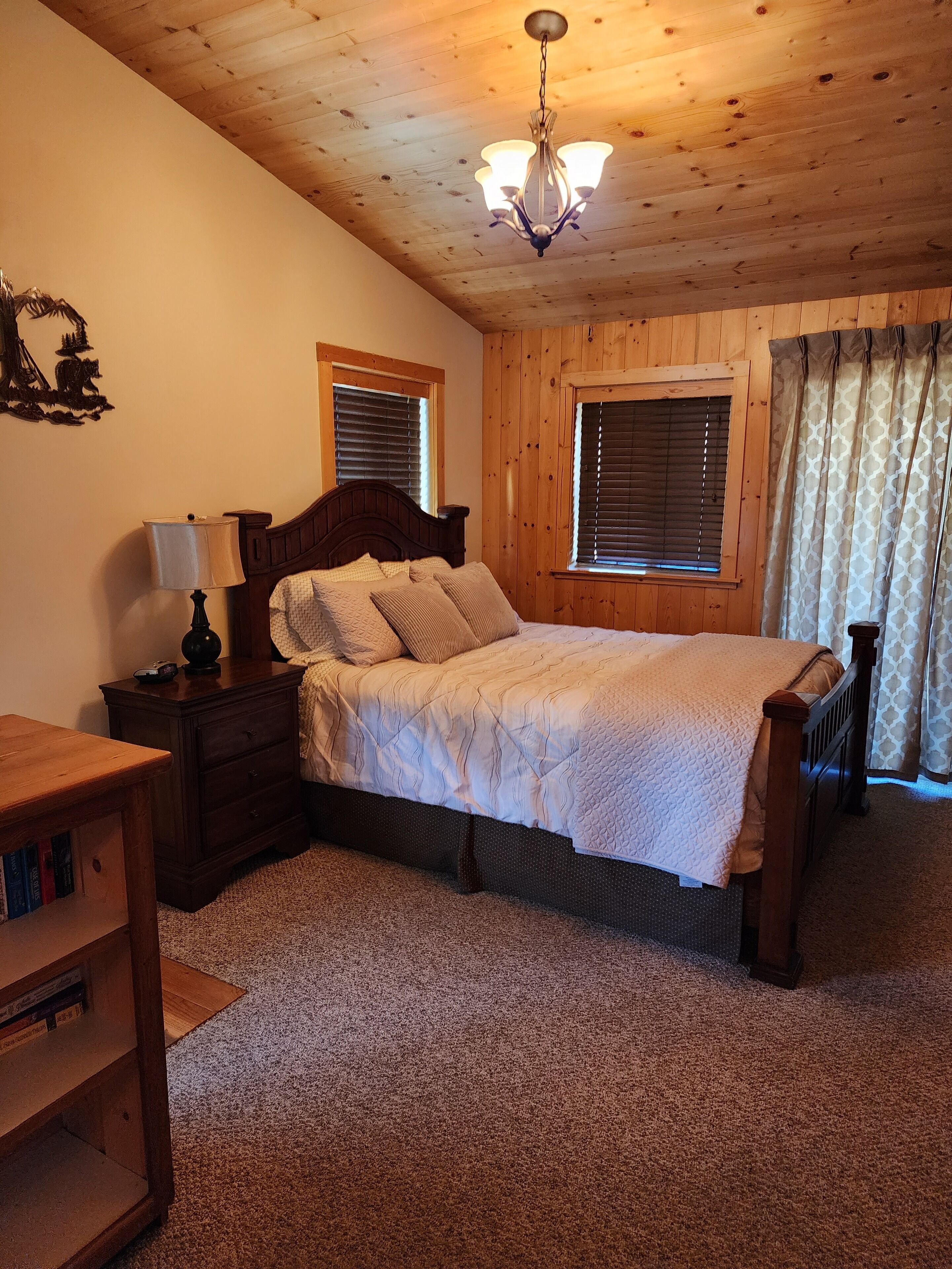 2 makuuhuonetta, memory foam -patjalliset sängyt, työpöytä