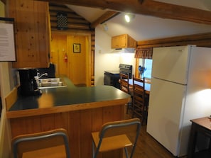 Kylskåp, mikrovågsugn, ugn och spishäll