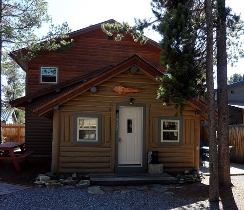 WHISKEY SPRINGS CABINS #1
Cozy and delightful, in town convenience