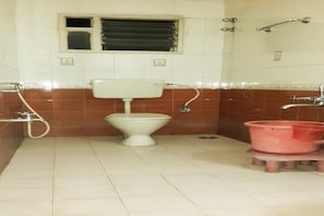 Douche, douche à « effet pluie », serviettes fournies