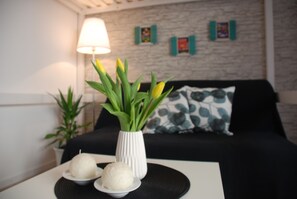 Cubrecamas, sistema de insonorización y tabla de planchar con plancha 