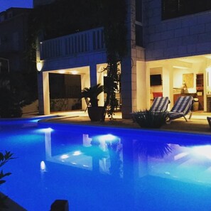 Piscina externa sazonal, funciona das 8h às 23h, barracas de cortesia