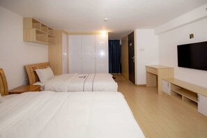 Deluxe-Zweibettzimmer | Schreibtisch, Verdunkelungsvorhänge, kostenloses WLAN