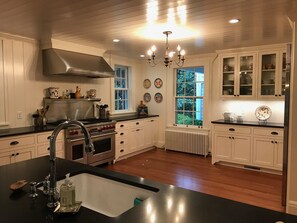 Fridge, microwave, oven, stovetop - 'Pop Castle' Historic Gem on the Rappahannock River (White Stone)