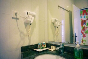 Shower, rainfall showerhead, free toiletries
