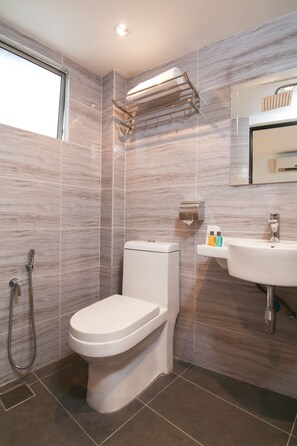 Shower, free toiletries, hair dryer (on request), bathrobes - Season Point Hotel (Kuala Lumpur)