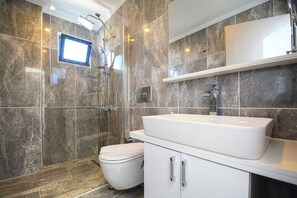 Ducha, cabezal de ducha con hidromasaje, artículos de tocador gratuitos