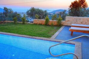 2 piscinas al aire libre, sombrillas, sillones reclinables de piscina