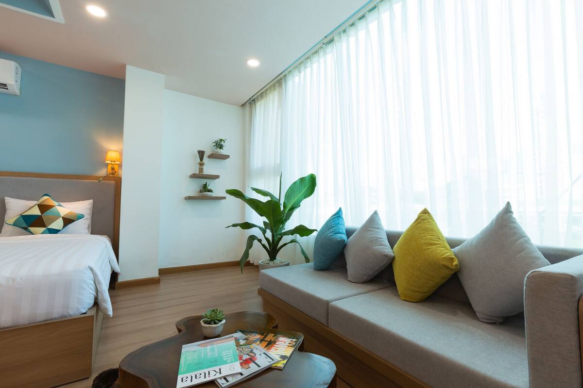 Premium kamer, 1 twee- of 2 eenpersoonsbedden | Een minibar, een kluis op de kamer, een bureau, verduisterende gordijnen