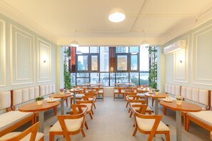 บริการอาหารเช้า อาหารกลางวัน อาหารเย็น, อาหารท้องถิ่น