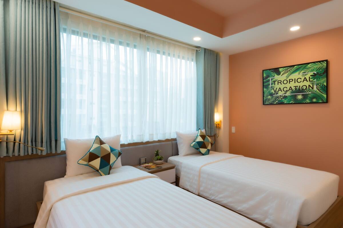 Deluxe kamer, 1 twee- of 2 eenpersoonsbedden, uitzicht op de stad | Een minibar, een kluis op de kamer, een bureau, verduisterende gordijnen