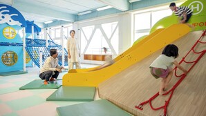 A play area with a slide and climbing structures. - Kibotcha - Hostel (Higashimatsushima)