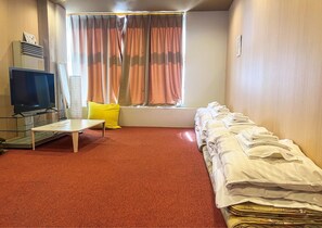 Muebles diferentes, wifi gratis y ropa de cama 