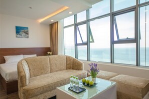 Leilighet – senior, 1 soverom, sjøutsikt, sjøvendt | Safe på rommet, skrivebord, blendingsgardiner og lydisolert