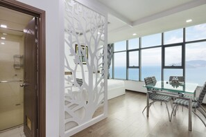 Luksusleilighet, havutsikt | Safe på rommet, skrivebord, blendingsgardiner og lydisolert