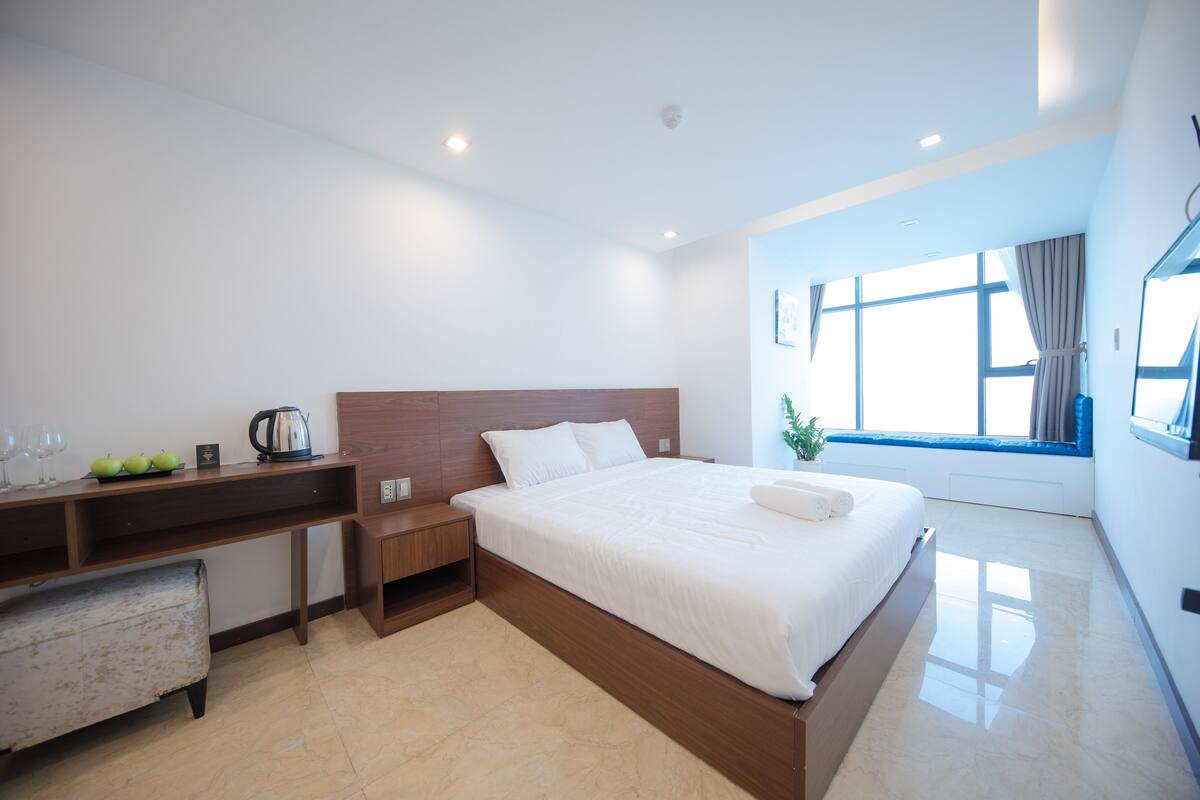 Deluxe Apartment, 2 Bedrooms, Ocean View | In-room safe, desk, blackout curtains, soundproofing