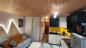 Una televisión, videojuegos, un reproductor estéreo