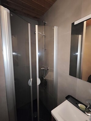 Een douche, een haardroger, handdoeken