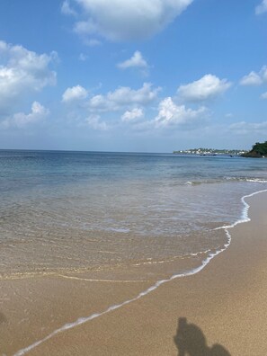Plage, chaises longues, serviettes de plage
