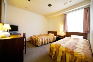 Down duvets, desk, laptop workspace, iron/ironing board - Hotel Pao (Hiroshima)
