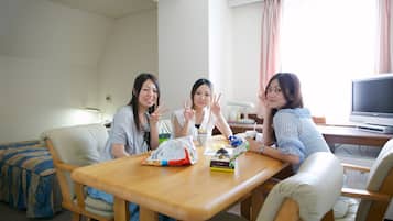 Edredons de pluma, escrivaninha, espaço de trabalho para notebook