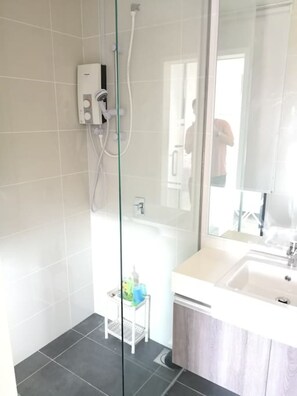 Appartement, 1 slaapkamer | Badkamer | Een douche, handdoeken, zeep, shampoo