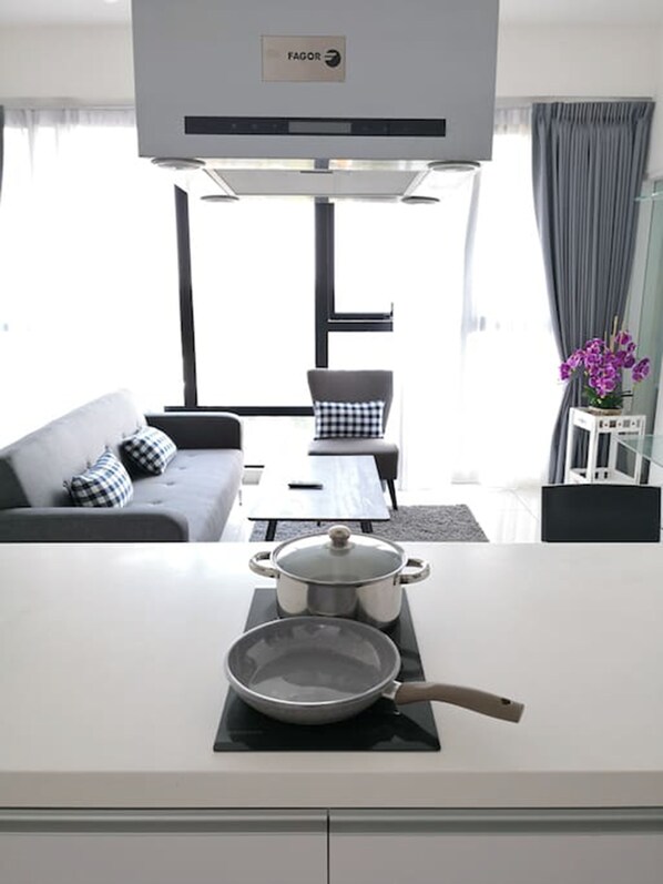 Condo, 1 phòng ngủ | Phòng khách | Smart TV