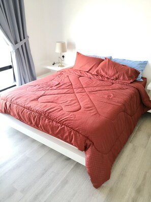 Condo, 1 phòng ngủ | 1 phòng ngủ, bàn, bàn ủi/dụng cụ ủi quần áo, bộ trải giường